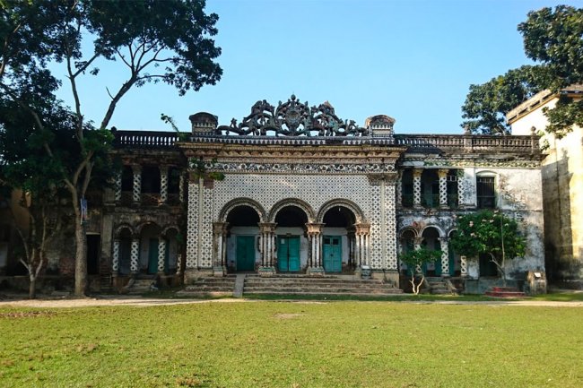 অষ্টাদশ শতাব্দীর কারুকার্য খচিত হেমনগর জমিদার বাড়ি : টাঙ্গাইল